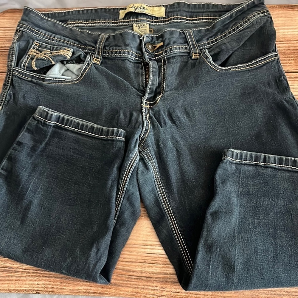 Bermuda shorts for sale in very good condition. Size 11 juniors.